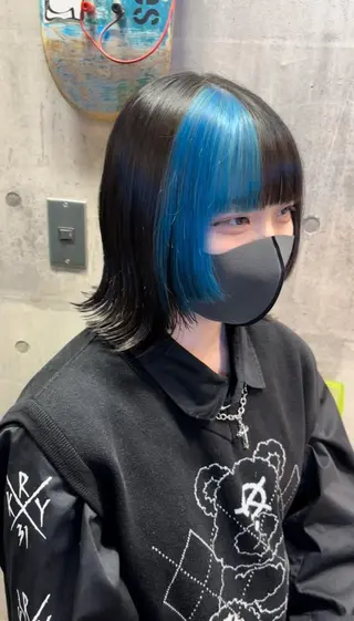 ミディアム カラー ウルフカットデザイン カラー特化アールイーのヘアスタイル