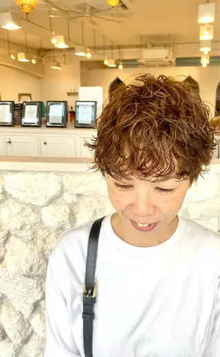 ショート パーマ 饒平名 知也のヘアスタイル