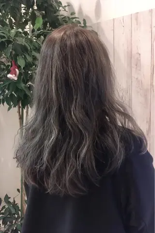 セミロング カラー 奥谷 美代子のヘアスタイル