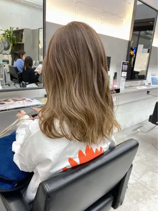 ロング カラー ヘアアレンジ 韓国🇰🇷レイヤー カットオリーブカラーのヘアスタイル