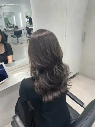 ロング ハイトーン デザインカラーのヘアスタイル