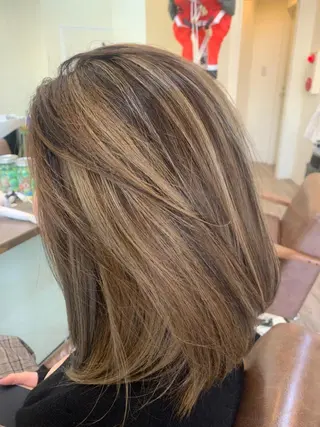 セミロング カラー 鶴見 和美のヘアスタイル