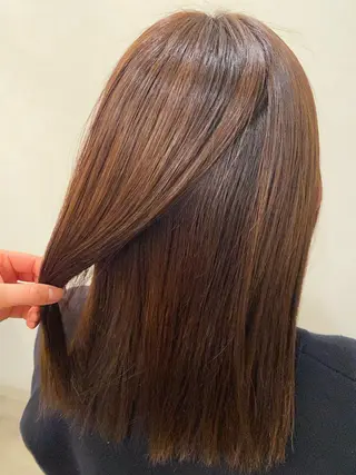 ミディアム 岡田 真弥のヘアスタイル