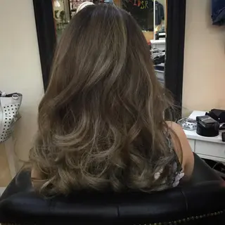 セミロング カラー 鶴見 和美のヘアスタイル