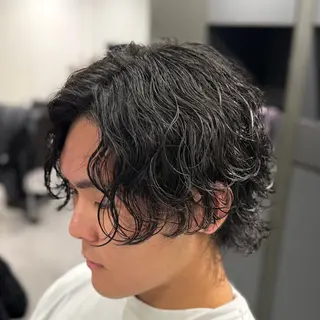 ミディアム パーマ メンズ 山中 翔平のヘアスタイル