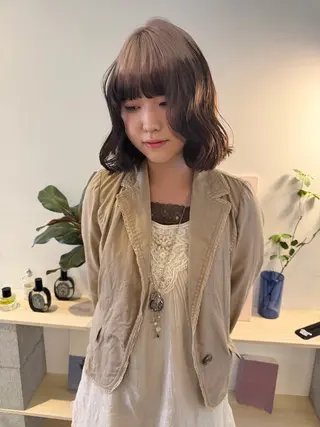 ショート カラー MIU/ルーツカラー 顔まわりレイヤーのヘアスタイル