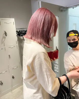 カラー ハイトーン×レイヤー カットTAKUMIのヘアスタイル