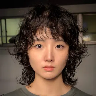 ミディアム パーマ ウルフ/レイヤー/ ブリーチカラーのヘアスタイル