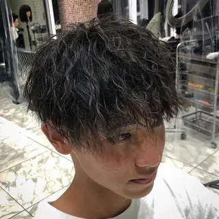ショート パーマ メンズ 波巻きウェーブ 韓国風パーマ 纐纈のヘアスタイル