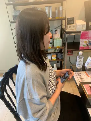 セミロング カラー 荒島 由佳のヘアスタイル