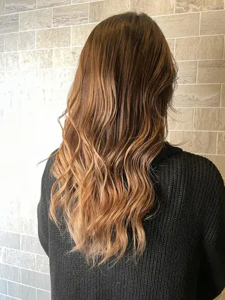 セミロング ブリーチ毛矯正.髪質 改善.髪にドラマをのヘアスタイル