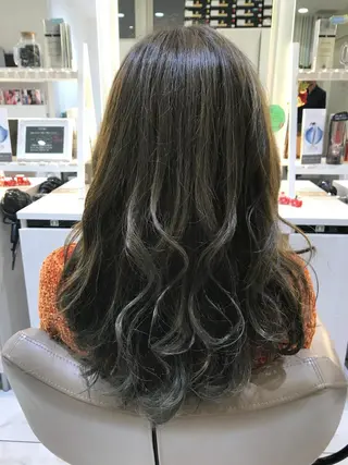 ロング カラー 清藤綾/脱白髪染め 白髪ぼかしハイライトのヘアスタイル