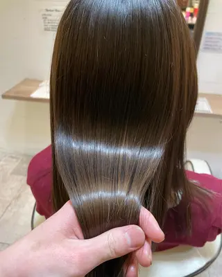 ミディアム esse大阪茶屋町店所属・レイヤーカット 新井田陽寿のヘアスタイル