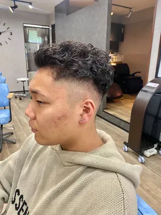 ショート パーマ メンズ 田口 慎士のヘアスタイル