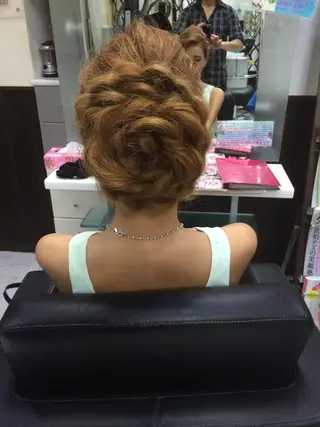 ロング カラー パーマ ヘアアレンジ ハイトーン Arphyのヘアスタイル