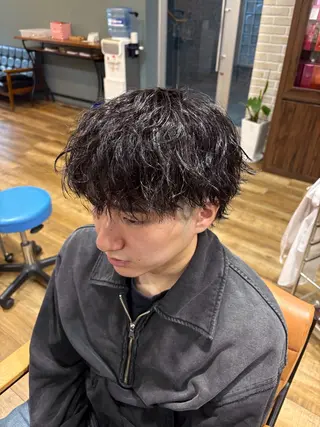 ミディアム パーマ メンズ 鶴田 将清のヘアスタイル