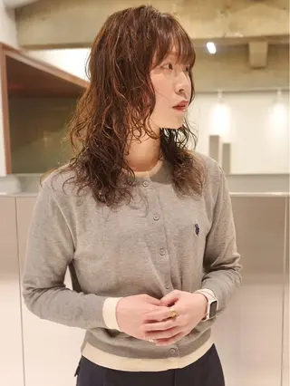 ミディアム パーマ (h)wim ウィムのヘアスタイル