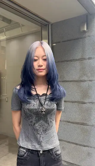 セミロング かのブリーチカラー 🎧⛓️🩶のヘアスタイル
