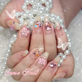 ネイル 🦋 Queenieのネイルデザイン
