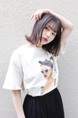ミディアム ブリーチなしカラー/ 顔周りレイヤーカットのヘアスタイル
