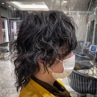 メンズ 波巻きウェーブ 韓国風パーマ 纐纈のヘアスタイル
