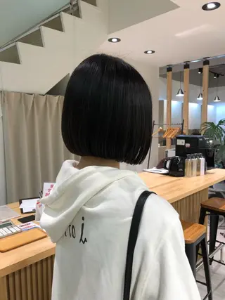 ショート レイヤー/顔まわり カット/地毛風カラーのヘアスタイル