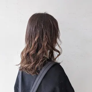 カラー セミロング 浜田りほ Luxbe 博多バスターミナルのヘアスタイル