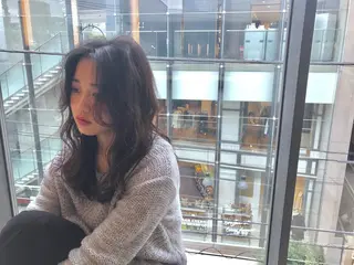 ミディアム カラー 小栗 麻衣のヘアスタイル