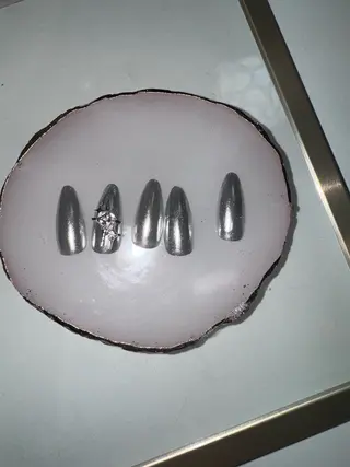 ミディアム on nail 尾張旭三郷店のネイルデザイン