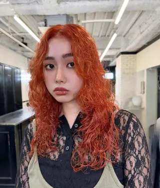 ロング カラー パーマ 🌟小顔レイヤー× 赤み消し透明感カラーのヘアスタイル