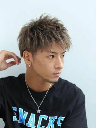 ショート レイヤー 艶々カラーのヘアスタイル