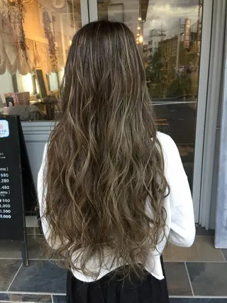 ロング カラー ヘアアレンジ Mariana/ 鶴原-ハイライトのヘアスタイル