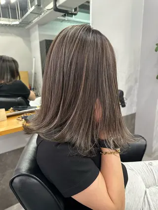 ミディアム ミディアムレイヤー カット/ハイライトのヘアスタイル