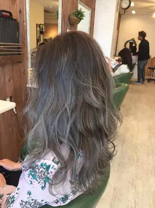 ロング 韓国レイヤー外国人風 透明感カラー髪質改善のヘアスタイル
