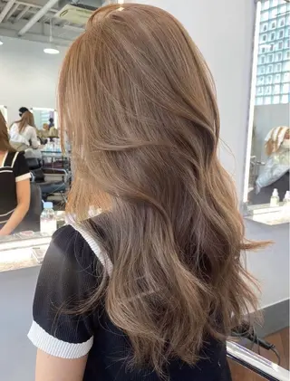 ロング カラー 🌟小顔レイヤー× 赤み消し透明感カラーのヘアスタイル