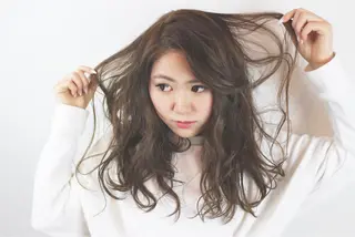 ミディアム カラー 岡本 智次のヘアスタイル