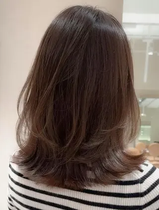 ミディアム レイヤー・カット モデル・透明感カラーのヘアスタイル