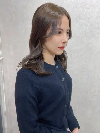 セミロング YUI ハイトーンカラーのヘアスタイル