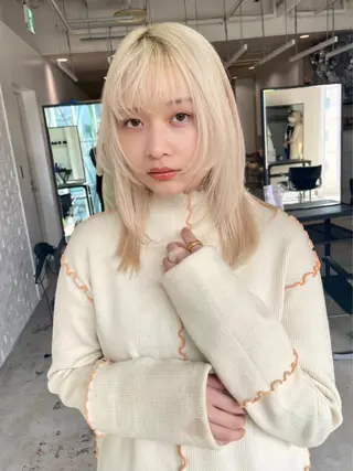 セミロング 透明感ブリーチ ハイトーンウエダのヘアスタイル