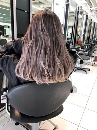 セミロング 白髪ぼかしモデル募集 赤岡翔太のヘアスタイル