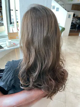 ロング カラー 金子 しおりのヘアスタイル