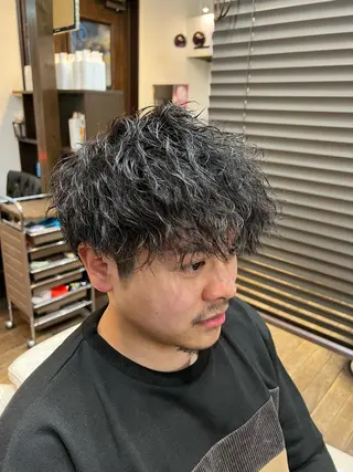 ショート パーマ メンズ 二本木 秀成のヘアスタイル