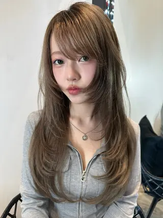 ロング カラー レイヤーカット 透明感カラーのヘアスタイル