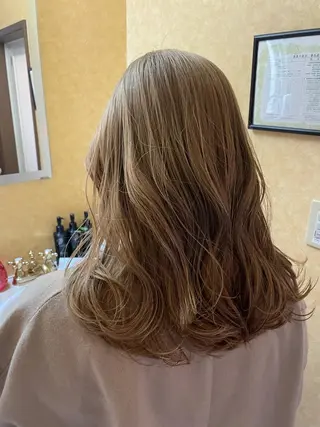 セミロング 韓国風レイヤー ハイトーンRYOTAのヘアスタイル