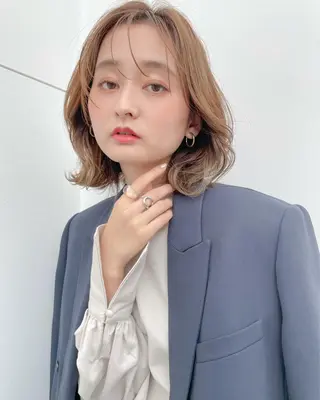 セミロング カラー 韓国🇰🇷レイヤー カットオリーブカラーのヘアスタイル