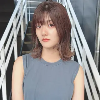 セミロング カラー 韓国🇰🇷レイヤー カットオリーブカラーのヘアスタイル