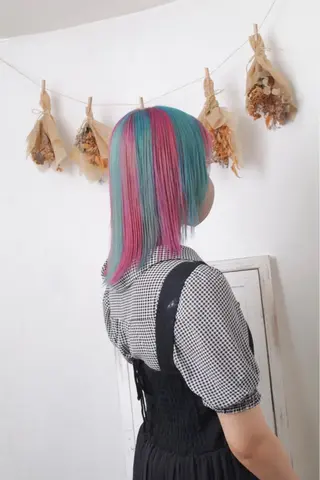 ミディアム カラー パーマ ヘアアレンジ 推し活専用 【派手髪】飯野ゆかりのヘアスタイル