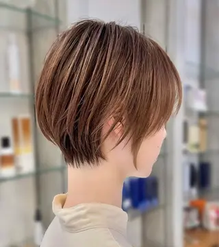ショート レイヤー・カット モデル・透明感カラーのヘアスタイル