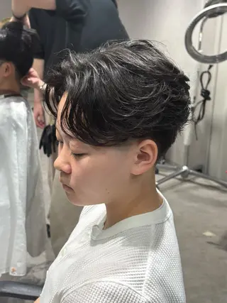 ショート カラー パーマ メンズ 【シャドウパーマ センターパート】義心のヘアスタイル