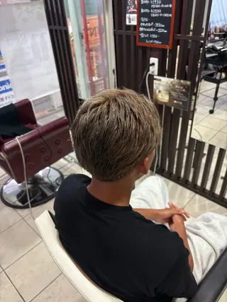 ショート カラー メンズ 塩田 稜真のヘアスタイル